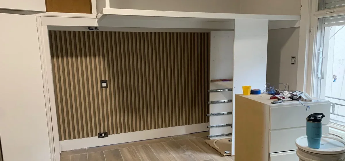 Revestimiento de madera e interiorismo realizado por JB Construcciones